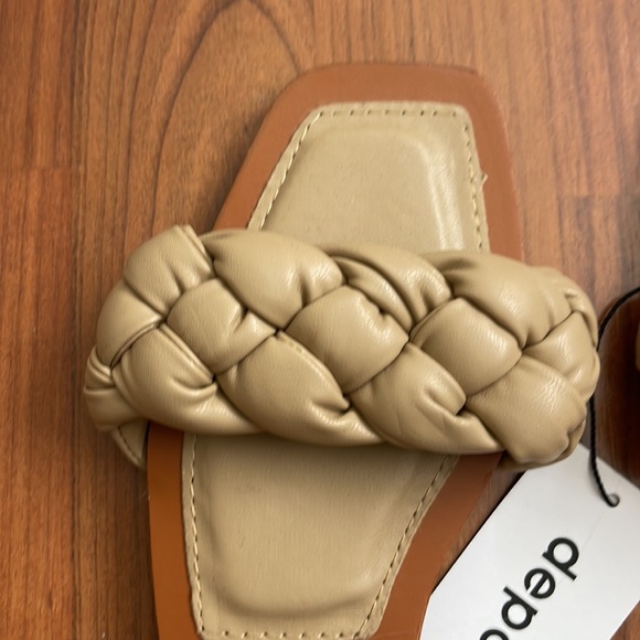 NWT sandal - Picture 3 of 3